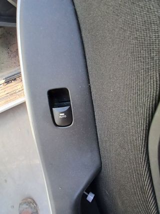 MANDO ELEVALUNAS DELANTERO DERECHO HYUNDAI I30 (GD)