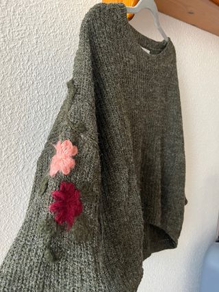 Jersey verde con flores rosas
