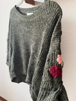 Jersey verde con flores rosas