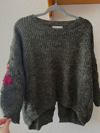 Jersey verde con flores rosas