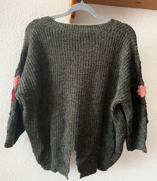 Jersey verde con flores rosas