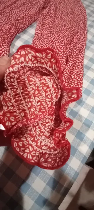 Vestido rojo con estampado floral