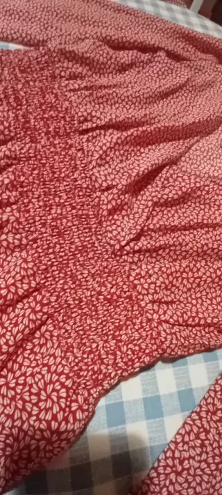 Vestido rojo con estampado floral