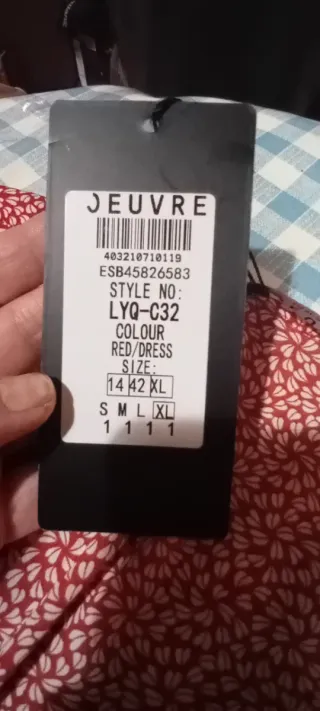 Vestido rojo con estampado floral