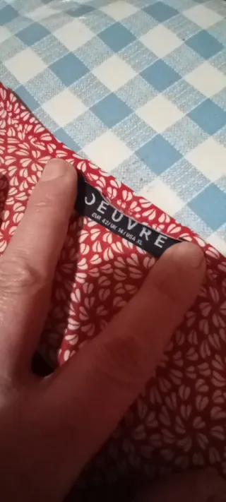 Vestido rojo con estampado floral