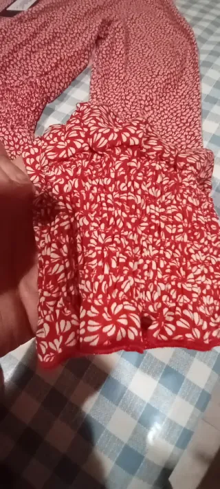 Vestido rojo con estampado floral