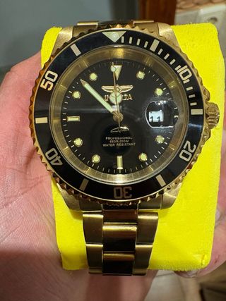 Reloj Invicta Profesional color Oro y Negro.