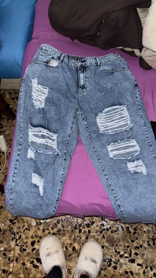 Vaqueros sueltos desgarrados