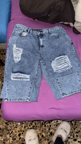 Vaqueros sueltos desgarrados