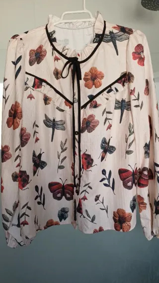 Blusa estampada flores y mariposas