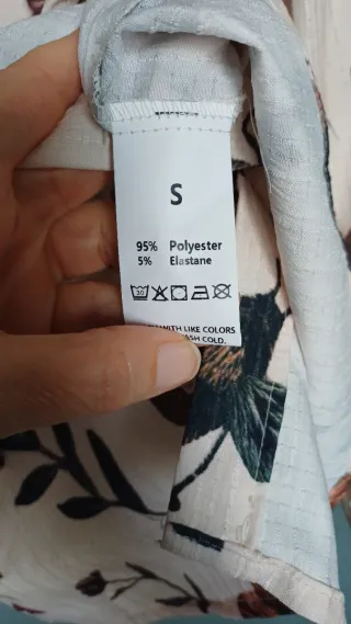 Blusa estampada flores y mariposas