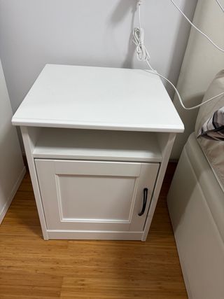 2 Mesitas de noche blancas con cajón