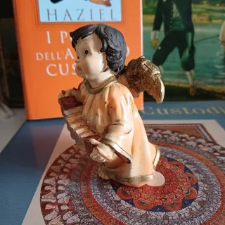 Statua angelo custode con fisarmonica vintage
