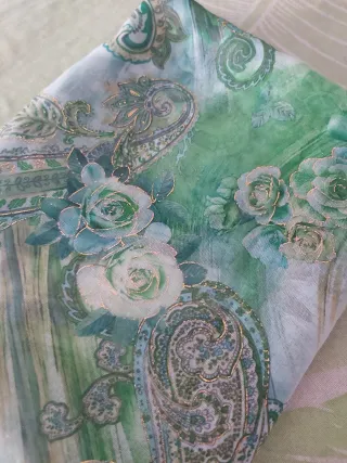 Foulard stola verde e oro con motivi floreale