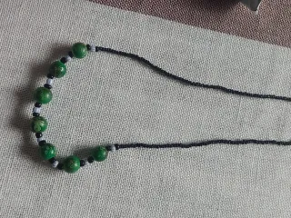 Collana perline verdi e nere