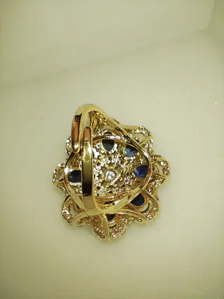 Anello cocktail con pietre blu e oro