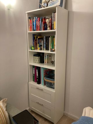 Estantería blanca con cajones