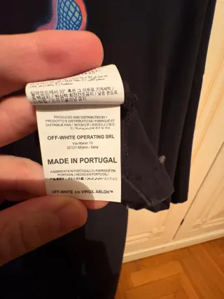 T-shirt Off-White nera con stampa