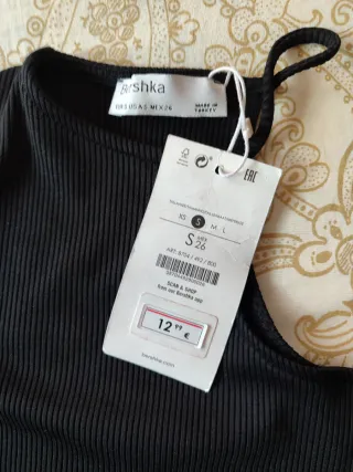 Camiseta Bershka hombro descubierto Talla S