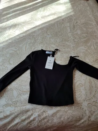 Camiseta Bershka hombro descubierto Talla S