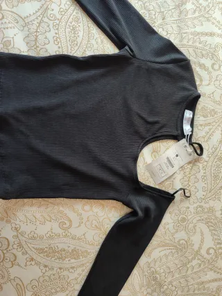 Camiseta Bershka hombro descubierto Talla S