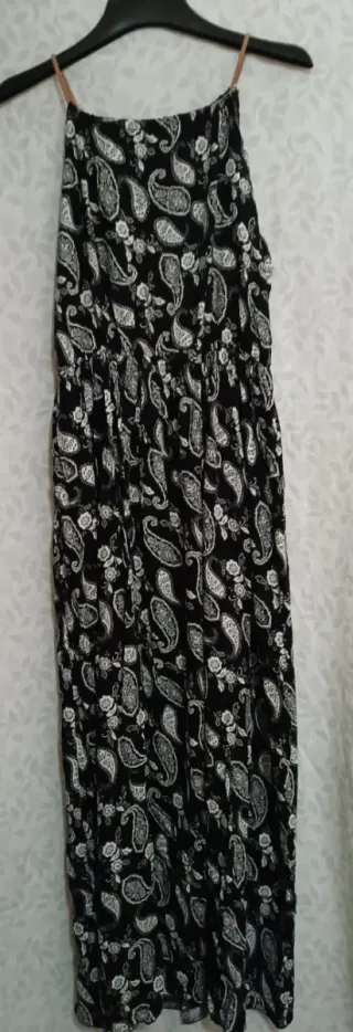 Vestido estampado paisley.