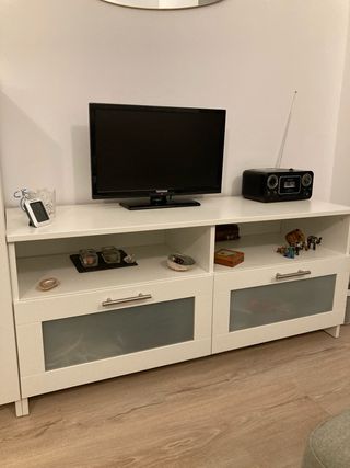 Mueble TV blanco y negro con cristal