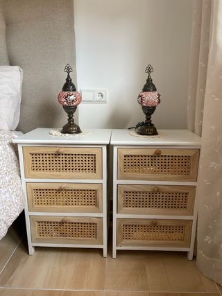 Mesitas de noche de madera y ratán