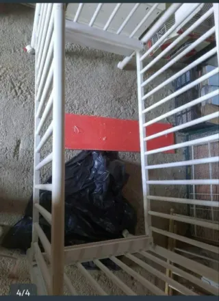 Cuna de bebé blanca con detalles de madera