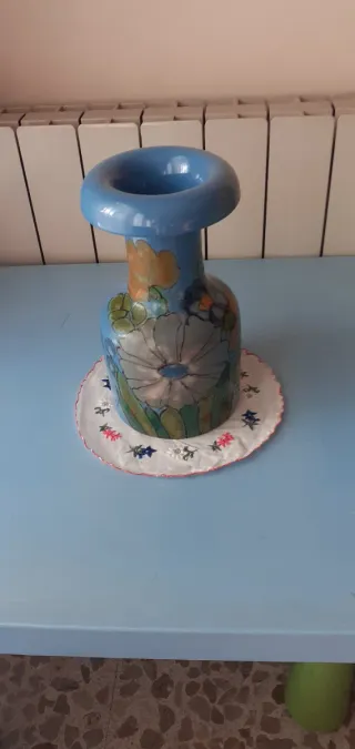 Jarrón azul con flores multicolores. Gerro