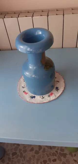 Jarrón azul con flores multicolores. Gerro