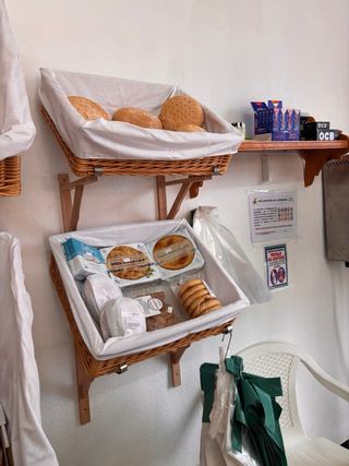 Panera de mimbre y tela. No hago envios