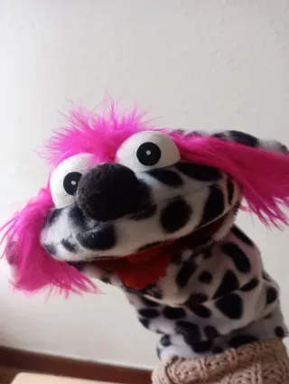 Marioneta de perro dálmata con pelo rosa