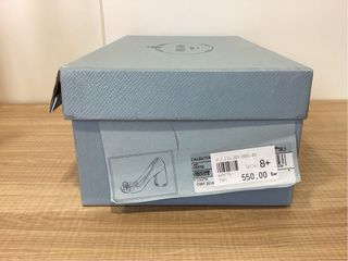 Zapatos de tacón Prada beige con flor plateada