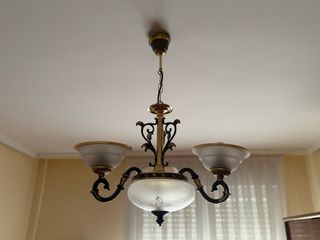 Lámpara de techo colgante con tulipas de cristal.