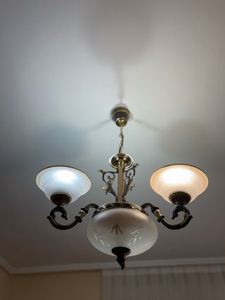 Lámpara de techo colgante con tulipas de cristal.