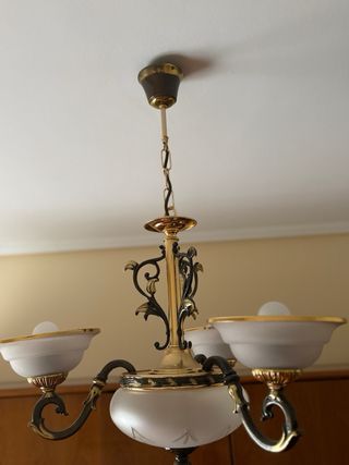 Lámpara de techo colgante con tulipas de cristal.