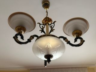 Lámpara de techo colgante con tulipas de cristal.