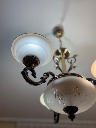 Lámpara de techo colgante con tulipas de cristal.