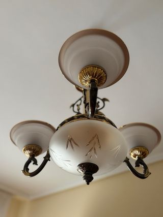 Lámpara de techo colgante con tulipas de cristal.