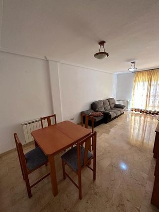 Piso en alquiler en Linares