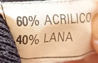 Chaqueta Negra con Flores Bordadas