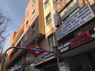 Local comercial en alquiler en Pueblo Nuevo en Madrid