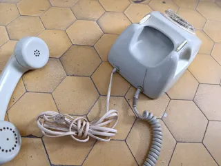 Teléfono antiguo de disco beige/gris