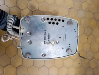 Teléfono antiguo de disco beige/gris