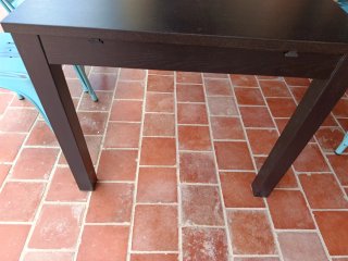 Mesa salón negra y 4 sillas beige