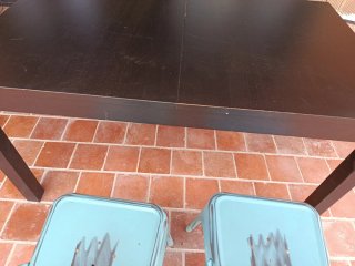 Mesa salón negra y 4 sillas beige