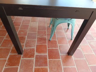 Mesa salón negra y 4 sillas beige