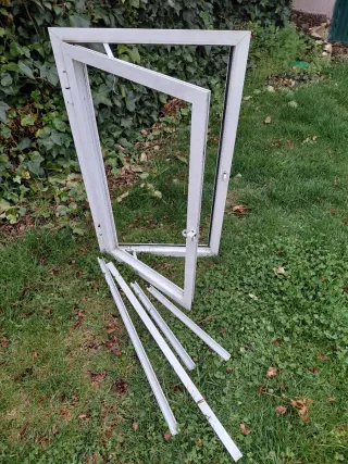 Ventanas aluminio abatibles en color blanco.