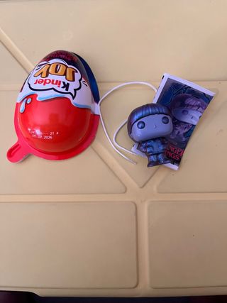 Kinder Joy con figura Stranger Things